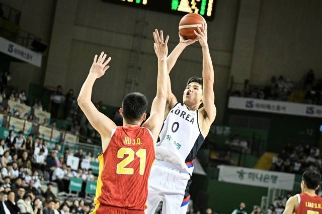 하윤기는 경기 후 “정말 믿기지 않는 2연승이다. 아직도 실감이 잘 나지 않는다”며 “(이)승현이 형을 중심으로 코트 안에선 (이)현중이가 똘똘 뭉치게 해 이룬 결과다. 현중이의 리더십은 정말 좋았다. 그리고 (전희철)감독님과 (조상현)코치님들의 열정적인 지도 덕분에 집중력을 키울 수 있었다. 준비한 게 잘 나왔고 그렇기에 승리할 수 있었다”고 이야기했다. 사진=대한민국농구협회 제공