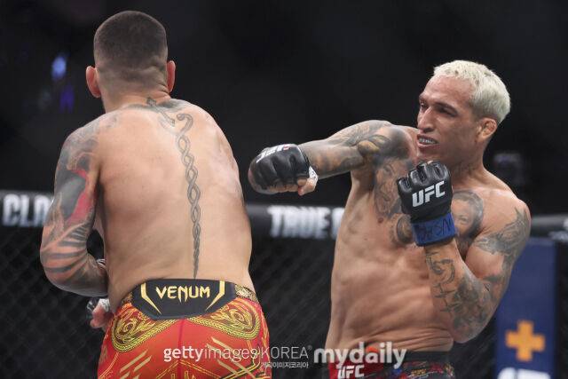 일리아 토푸리아와 맞붙었던 찰스 올리베이라(오른쪽)./게티이미지코리아