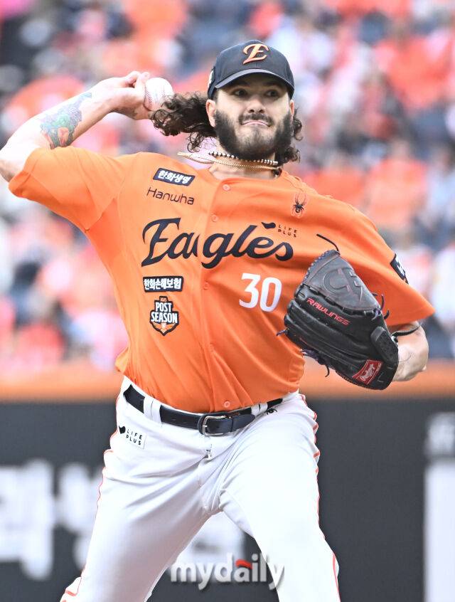 18일 오후 대전광역시 중구 대전 한화생명볼파크에서 진행된 '2025 프로야구 KBO리그 포스트시즌' 플레이오프(PO) 1차전 한화이글스와 삼성라이온즈의 경기 한화 선발투수 폰세가 역투하고 있다./마이데일리