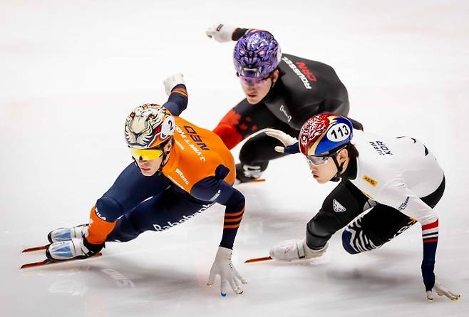 한국 쇼트트랙 국가대표 임종언이 1일(한국시간) 네덜란드 도르드레흐트의 스포르트불레바르에서 열린 2025~26 국제빙상경기연맹(ISU) 쇼트트랙 월드투어 4차 대회 남자 1000m 준준결선을 치르고 있다. AFP 연합뉴스
