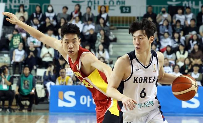 한국 농구 국가대표 이정현이 1일 원주 DB프로미아레나에서 열린 2027 국제농구연맹(FIBA) 월드컵 아시아 예선 1라운드 B조 2차전 중국과의 홈 경기에서 드리블하고 있다. 원주 뉴스1