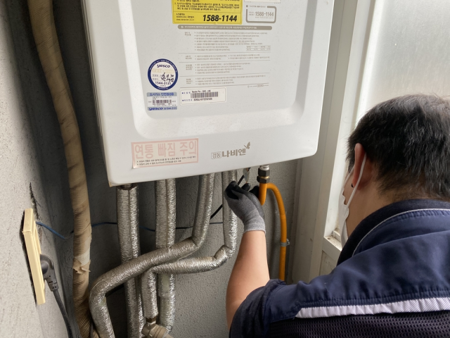 보일러 안전 전검 하는 모습. 서울시