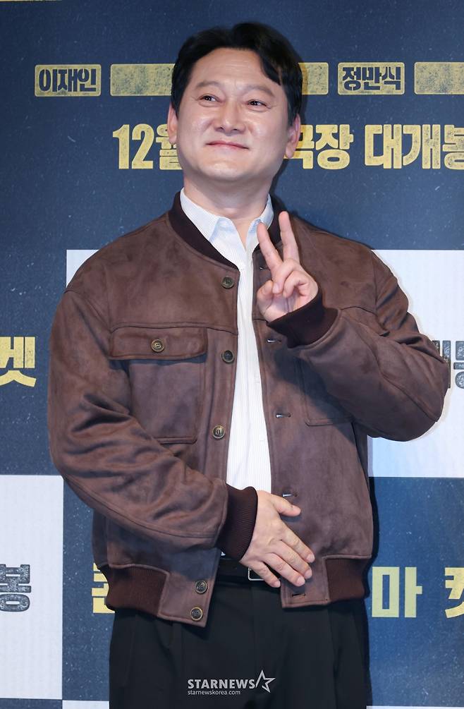 배우 정만식이 1일 오후 서울 송파구 롯데시네마 월드타워점에서 진행된 영화 '콘크리트마켓'(감독 홍기원) 언론배급시사회 및 기자간담회에 참석해 포즈를 취하고 있다. /2025.12.01 /사진=이동훈 photoguy@