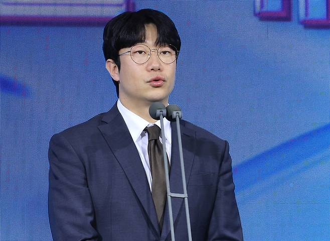 1일 서울 광진구 그랜드워커힐 호텔에서 열린 한국프로야구선수협회 시상식인 2025컴투스프로야구 리얼글러브어워드에서 시상자로 나선 양현종 선수협회장이 인사말을 하고 있다. 사진 | 연합뉴스