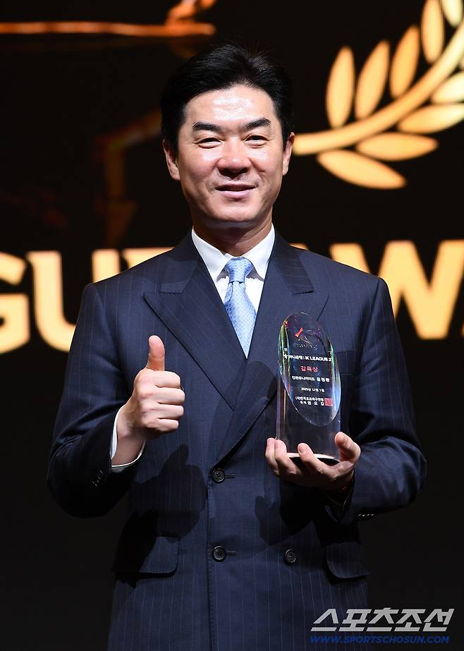 하나은행 K리그 2025대상 시상식이 1일 오후 서울 서대문구 스위스 그랜드호텔에서 열렸다. K리그2 감독상을 수상한 인천 윤정환 감독이 트로피를 들고 있다. 정재근 기자 cjg@sportschosun.com/2025.12.1/