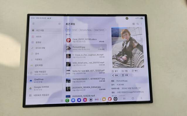 갤럭시 Z 폴드를 통해 갤러리 앱을 실행했을 때의 화면. 좌측의 메뉴와 가운데 파일 선택, 우측의 이미지 정보를 한 번에 볼 수 있다(사진=장경윤 기자)