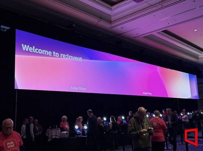 아마존웹서비스(AWS)의 연례 행사인 '리인벤트(re:Invent) 2025' 행사 참가자들이 등록을 위해 대기하고 있다. 이명환 기자