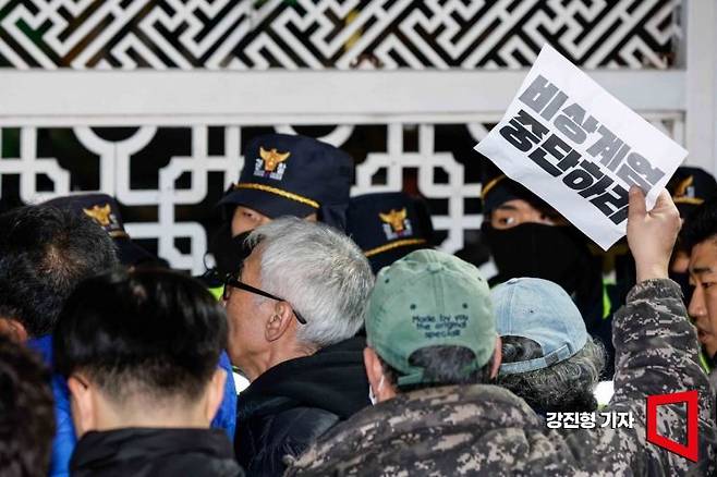 윤석열 대통령이 비상계엄을 선포한 가운데 4일 서울 여의도 국회 앞에서 시민들이 모여 비상계엄 해제를 촉구하고 있다. 강진형 기자