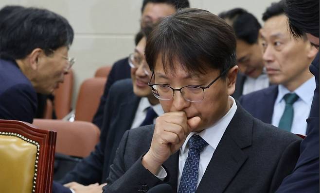 박대준 쿠팡 대표가 2일 서울 여의도 국회에서 열린 과학기술정보방송통신위원회 전체 회의에서 회의 시작을 기다리고 있다. 연합뉴스