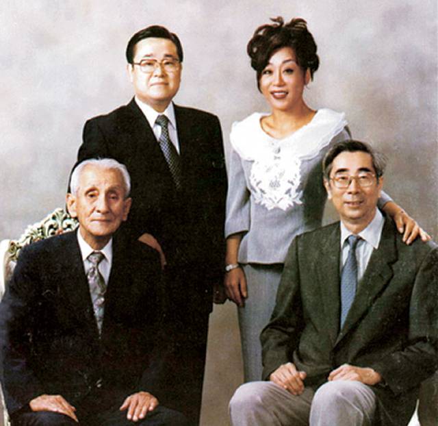 1998년 초가을 필자(뒷줄 왼쪽)가 양아버지인 저우하이잉(앞줄 오른쪽), 성악가 조수미(뒷줄 오른쪽)와 기념사진을 찍었다. 이공가 제공