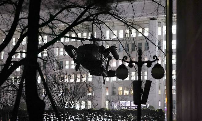 윤석열 당시 대통령이 비상계엄령을 선포한 직후인 지난 2024년 12월 4일 새벽 계엄군이 탑승한 헬기가 서울 여의도 국회의사당으로 진입하고 있다. 세계일보 자료사진