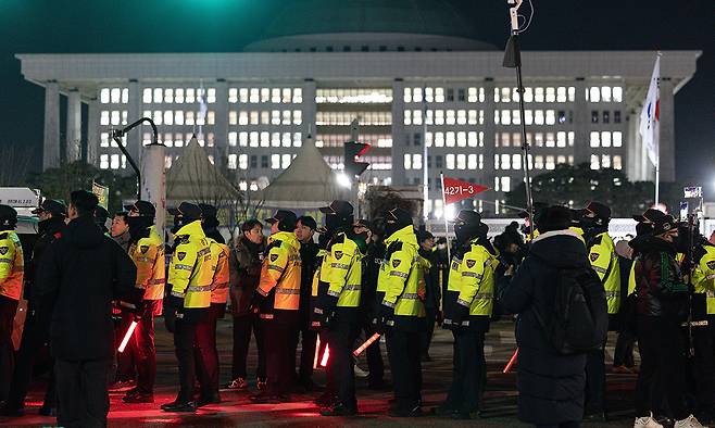 윤석열 당시 대통령이 비상계엄령을 선포한 직후인 지난 2024년 12월 4일 새벽 국회가 계엄 해제 요구안을 가결한 뒤 경찰이 국회의사당 앞에서 대기하고 있다. 세계일보 자료사진