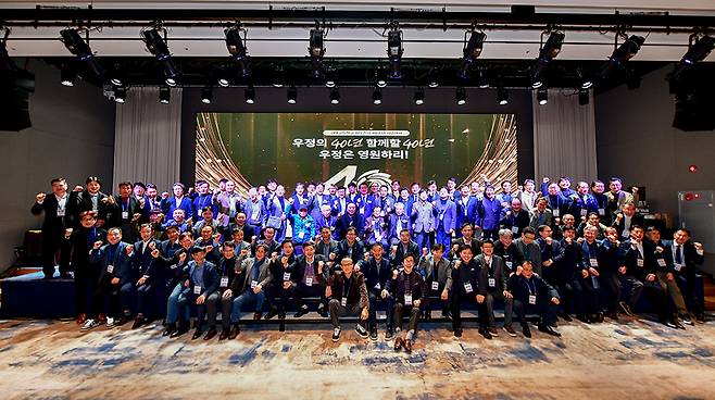 김해고 9회 졸업생들이 지난 11월 29일 롯데호텔앤리조트김해에서 열린 ‘졸업 40주년 기념행사’에서 단체 기념촬영을 하고 있다. 김해고 9회 졸업 40주년 기념행사추진위원회 제공