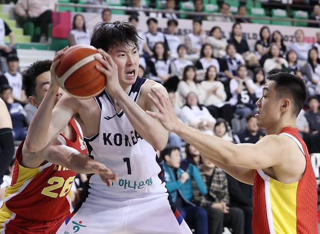 한국 농구 국가대표 이현중이 1일 원주 DB프로미아레나에서 열린 2027 국제농구연맹(FIBA) 월드컵 아시아 예선 1라운드 B조 2차전 중국과의 홈 경기에서 공격하고 있다. 원주 연합뉴스