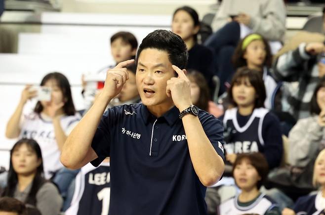전희철 한국 농구 국가대표 임시 감독이 1일 원주 DB프로미아레나에서 열린 2027 국제농구연맹(FIBA) 월드컵 아시아 예선 1라운드 B조 2차전 중국과의 홈 경기에서 선수들을 독려하고 있다. 원주 뉴스1