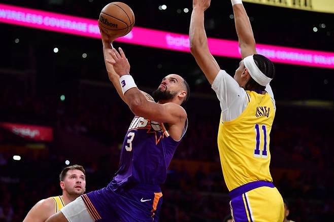 딜런 브룩스(왼쪽)가 2일 미국 캘리포니아주 로스앤젤레스의 크립토닷컴 아레나에서 열린 LA 레이커스와 2025~2026 미국프로농구 정규리그 원정경기에서 슛하고 있다. 로스앤젤레스 | Imagn Images연합뉴스