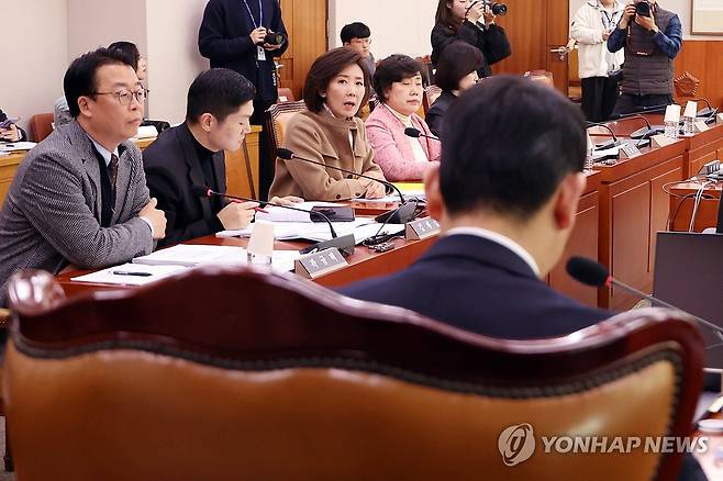 '내란 전담 재판부' 설치법 추진 항의하는 나경원 의원 (서울=연합뉴스) 김주성 기자 = 국민의힘 나경원 의원이 1일 서울 여의도 국회 법제사법위원회에서 열린 법안심사제1소위원회의에서 여당 주도의 '내란 전담 재판부' 설치법 논의에 반대하며 더불어민주당 소속 김용민 소위원장에게 항의하고 있다. 2025.12.1 utzza@yna.co.kr