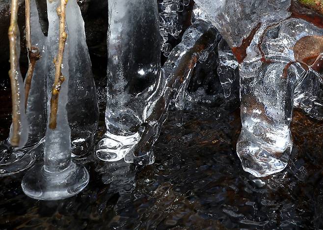 ▲ 전국 대부분 기온이 영하권 날씨를 보이며 한파가 찾아온 3일 오후 수원시 장안구 광교산 계곡에 고드름이 얼어 있다. /전광현 기자 maggie@incheonilbo.com