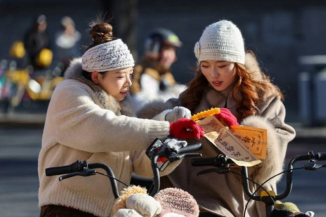 지난 2일 중국 베이징의 한 노점상에서 시민들이 사탕을 사고 있다. (사진=AFP)