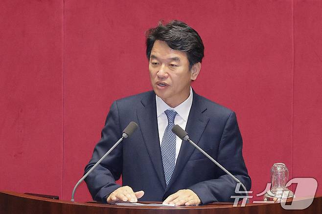 문진석 더불어민주당 의원이 29일 서울 여의도 국회에서 열린 제429회 국회(정기회) 제9차 본회의에서 국회에서의 증언·감정 등에 관한 법률 일부개정법률안(대안)에 대한 수정안 제안 설명을 하고 있다. 2025.9.29/뉴스1 ⓒ News1 신웅수 기자