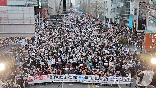 윤석열 대통령의 탄핵소추안 2차 표결이 가결된 14일 오후 광주 동구 금남로에 모인 시민들이 환호하고 있다. 2024.12.14/뉴스1 ⓒ News1 이승현 기자