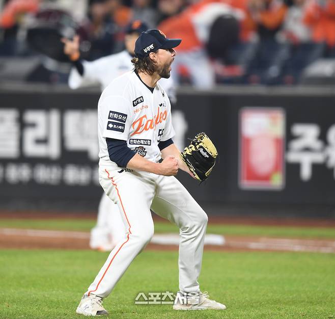 한화 와이스가 30일 대전 한화생명 볼파크에서 열린 2025 KBO 한국시리즈 4차전 LG와 경기 7회초 1사1,2루 상대 문성주를 병살타로 처리한 후 환호하고 있다. 대전 | 최승섭기자 thunder@sportsseoul.com