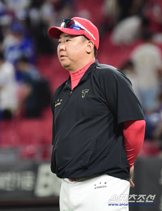 10일 광주 기아챔피언스필드에서 열린 KIA와 삼성의 경기. KIA가 삼성에 승리했다. 경기 종료 후 선수들 바라보는 KIA 이범호 감독. 광주=송정헌 기자songs@sportschosun.com/2025.09.10/