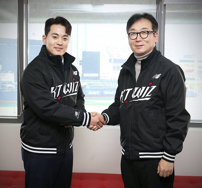KT 위즈로 이적한 한승택(왼쪽)과 나도현 단장. 사진제공=KT 위즈