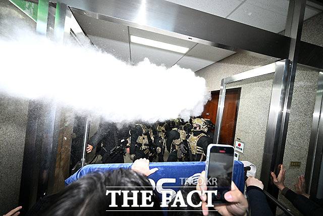 비상계엄이 선포된 이후 국회 본청으로 계엄군이 진입하자 국회 관계자들이 소화기를 뿌리고 있는 모습. /국회=박헌우 기자