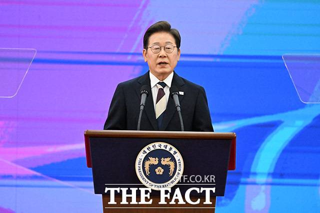 이재명 대통령이 6월 4일 오전 11시 서울 여의도 국회 로텐더홀에서 '취임선서'를 하고 있다. /국회사진기자단