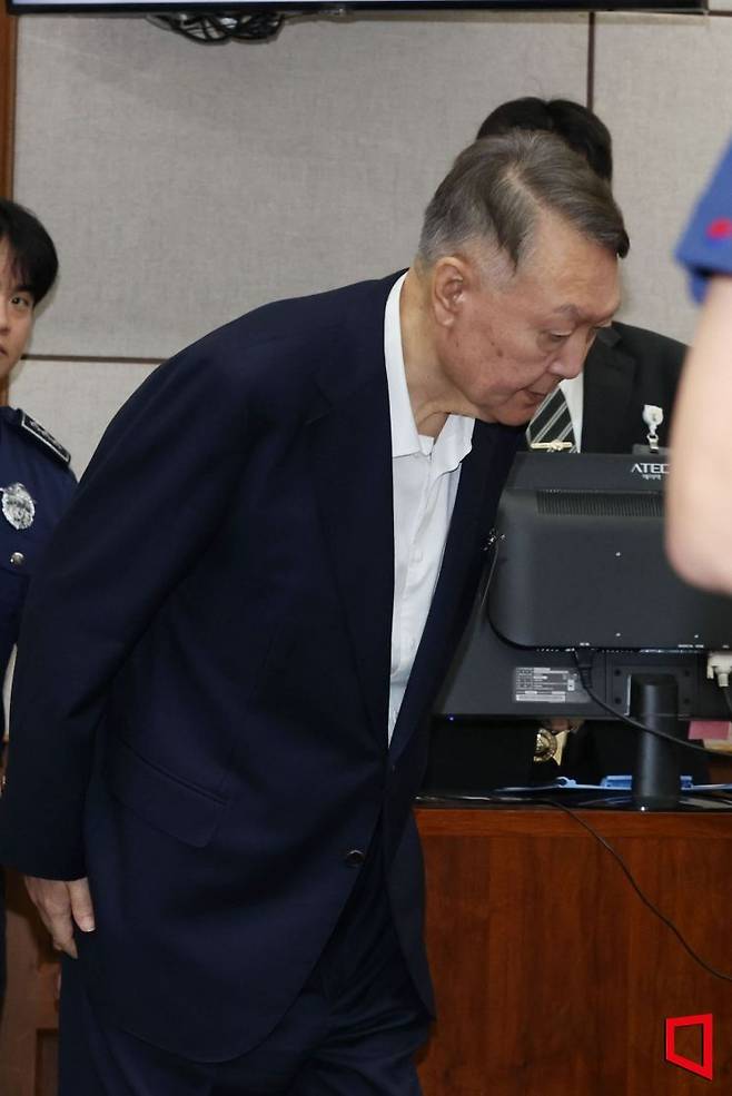 윤석열 전 대통령이 26일 서울 서초동 서울중앙지법에서 열린 특수공무집행방해 혐의 재판에 출석하고 있다. <2025. 09.26 사진공동취재단>