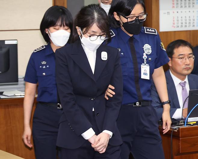 김건희 여사가 지난 9월 24일 서울 서초동 서울중앙지법에서 열린 첫 자본시장법 위반 등 사건 첫 공판에 출석하고 있다. /사진공동취재단