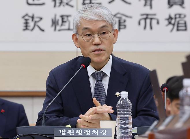 천대엽 법원행정처장이 3일 서울 여의도 국회에서 열린 제429회 국회(정기회) 법제사법위원회 제16차 전체회의에서 의원들 질의에 답하고 있다. /연합뉴스