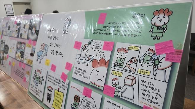 한국여성노동자회와 서울·수원·대구·경주·마산창원여성노동자회가 2025년 11월25일 서울 마포구 창비서교빌딩에서 ‘1990년대생 여성노동자들의 고통’을 주제로 한 전시회를 열고 있다. 손고운 기자