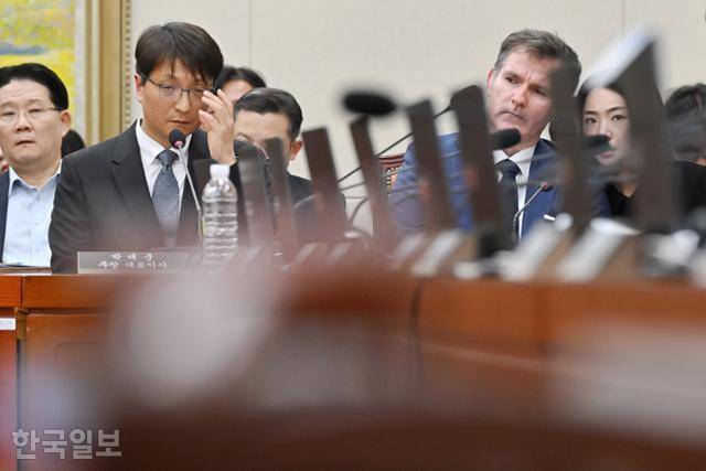 박대준(왼쪽) 쿠팡 대표와 브랫 매티스 쿠팡 최고정보보안책임자(CISO)가 3일 국회 정무위원회 전체회의에서 열린 '쿠팡 개인정보 유출 관련 현안 질의'에 출석해 생각에 잠겨 있다. 민경석 기자