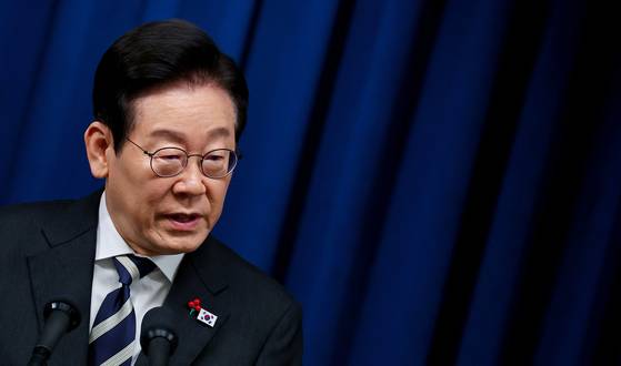 이재명 대통령이 12·3 비상계엄 사태 1주년인 3일 용산 대통령실에서 '빛의 혁명 1주년 대국민 특별성명'을 마친 뒤 취재진 질문에 답하고 있다. 연합뉴스