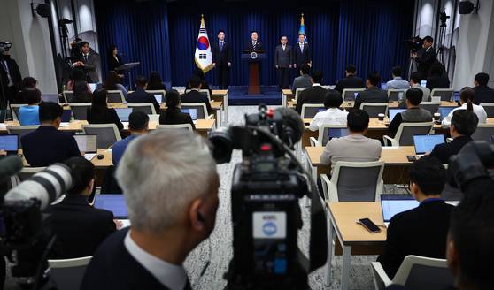 이재명 대통령이 12·3 비상계엄 사태 1주년인 3일 용산 대통령실에서 '빛의 혁명 1주년 대국민 특별성명'을 발표하고 있다. 왼쪽부터 강훈식 대통령 비서실장, 이재명 대통령, 위성락 국가안보실장, 김용범 정책실장. 연합뉴스