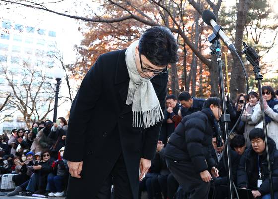 한동훈 국민의힘 전 대표가 3일 오후 서울 여의도 국회 경내에서 열린 12.3 비상계엄 1주년 기자회견에서 고개 숙여 사과하고 있다. 뉴시스