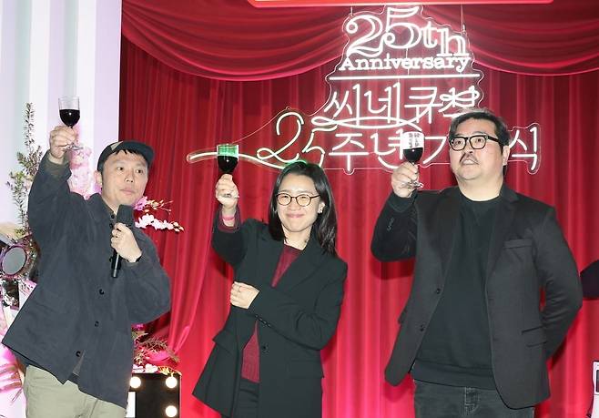 장건재 감독(왼쪽부터)과 윤가은 감독, 이종필 감독이 2일 서울 광화문 씨네큐브에서 열린 ‘씨네큐브 25주년 기념식’에 참석해 건배 제의를 하고 있다. /뉴스1