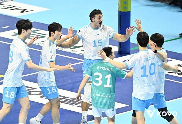 카일 러셀(왼쪽 세 번째)을 비롯한 대한항공 선수들이 지난달 25일 인천 계양체육관에서 열린 2025-2026 V리그 KB손해보험과의 경기에서 득점 후 기뻐하고 있다. 한국배구연맹 제공