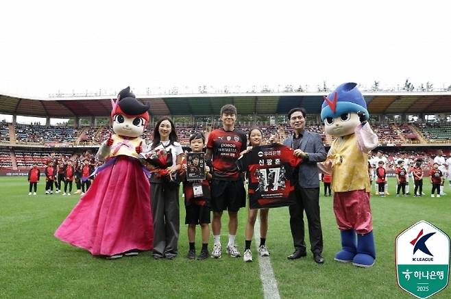 포항 스틸러스는 10월 5일 대전하나시티즌과의 홈 경기에서 신광훈의 300경기 출전 기념행사를 진행했다. 신광훈이 그의 가족과 기념 촬영에 임하고 있다. 사진=한국프로축구연맹
