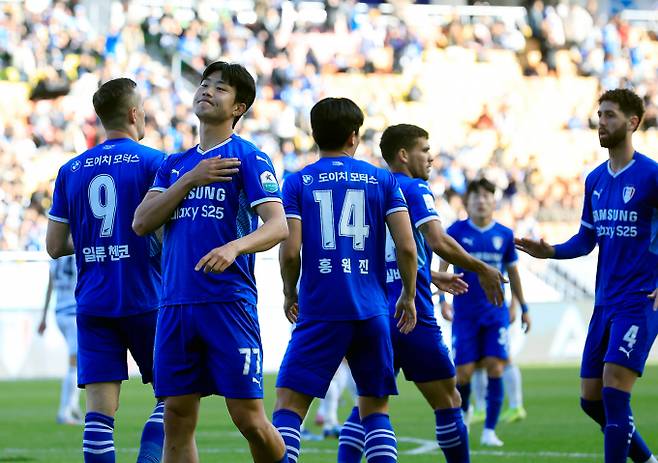 수원 삼성 블루윙즈가 2년 만에 K리그1 복귀를 노린다. 사진은 수원 김지현의 골로 승강 플레이오프가 확정된 모습. /사진=뉴스1