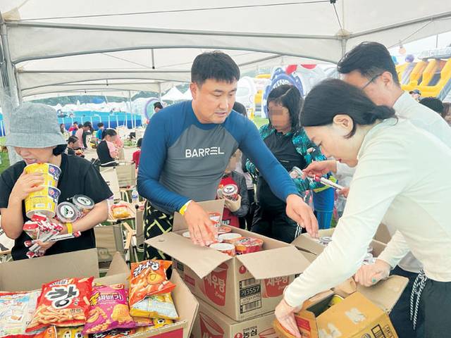 이경훈 천세철강 대표가 올해 여름 초록우산 포항후원회에서 개최한 ‘어메이징캠프’에서 참가자들에게 간식을 나눠주고 있다. 초록우산 제공