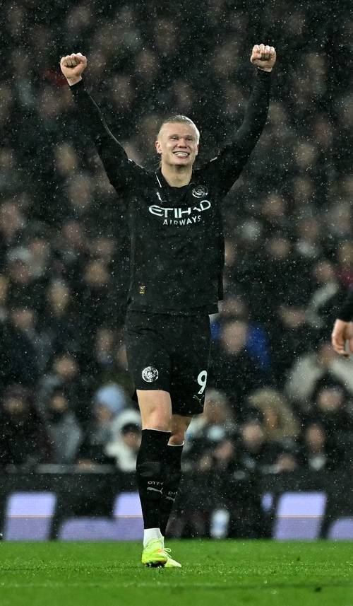 맨체스터시티의 엘링 홀란이 3일 오전(한국시간) 영국 런던의 크레이븐 코티지에서 열린 풀럼과의 원정경기에서 EPL 통산 100호 골을 넣은 후 환호하고 있다. AFP 연합뉴스