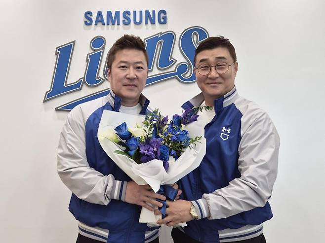삼성과 FA 계약한 최형우(왼쪽)와 이종열 단장. 삼성 라이온즈