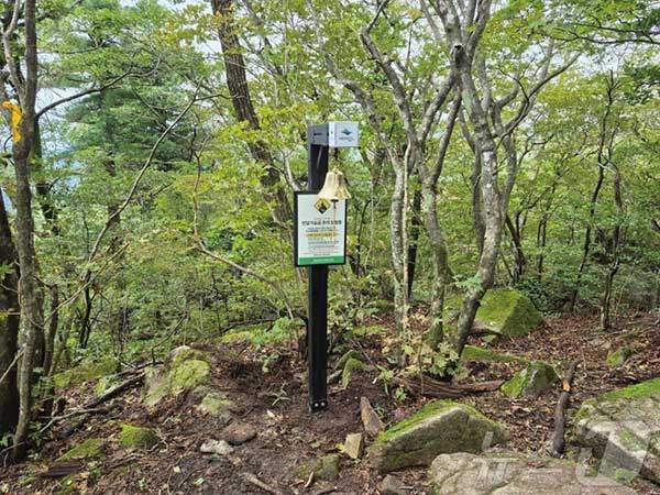 지리산 주능선에 설치된 베어벨. 금속 소리를 싫어하는 곰의 특성을 살려 국립공원 야생생물보전원에서 설치했다.