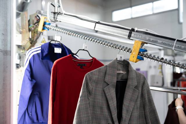 중고 의류가 차란 풀필먼트 센터에서 검수 및 클리닝 과정을 거쳐 새상품으로 재탄생 되고 있다. 사진 제공=마인이스