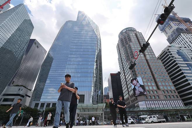 금융감독원이 3일 한국투자증권과 NH투자증권을 시작으로 증권업계 해외투자 영업 실태 점검에 본격 착수한다. 사진은 서울 여의도에 위치한 증권가 모습 ⓒ시사저널 박정훈