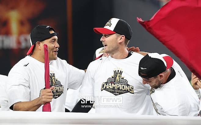 ▲ LG 트윈스가 요니 치리노스, 앤더스 톨허스트, 오스틴 딘과 2026년도 외국인 선수 계약을 체결했다. 치리노스와 톨허스트는 2년 연속, 오스틴은 4년 연속 LG에서 뛴다. ⓒ곽혜미 기자