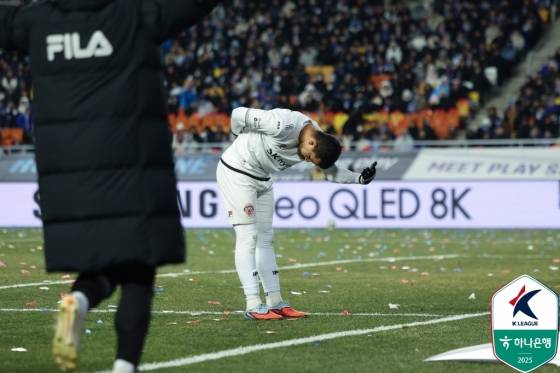 유리 조나탄이 3일 오후 7시 수원월드컵경기장에서 열린 하나은행 K리그 승강 플레이오프(PO) 1차전 경기에서 선제골을 넣고 인사 세리머니하고 있다. /사진=한국프로축구연맹 제공